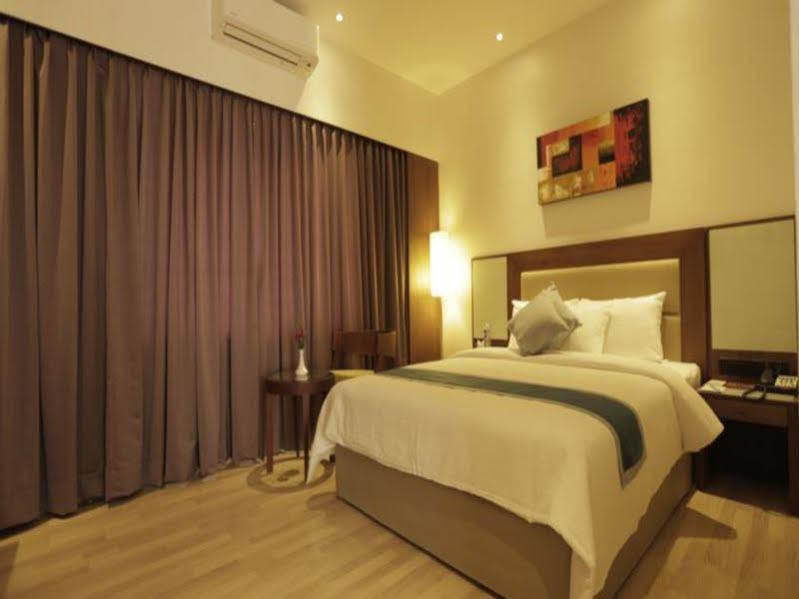 Hotel Park Residency, Kakkanad Коччи Экстерьер фото